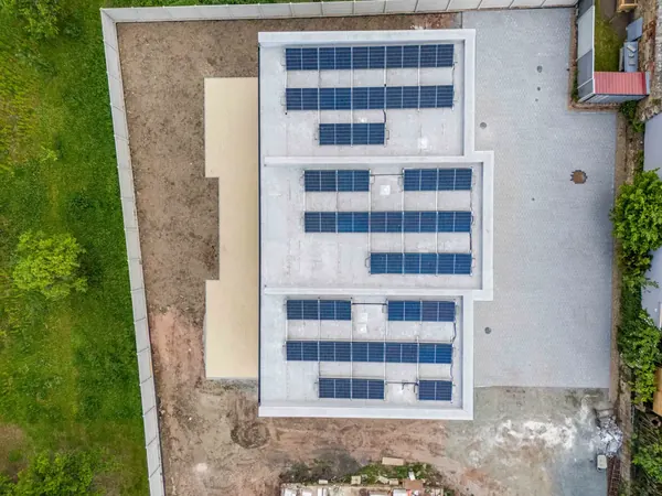Zadní strana trojdomu s terasou a velkými okny