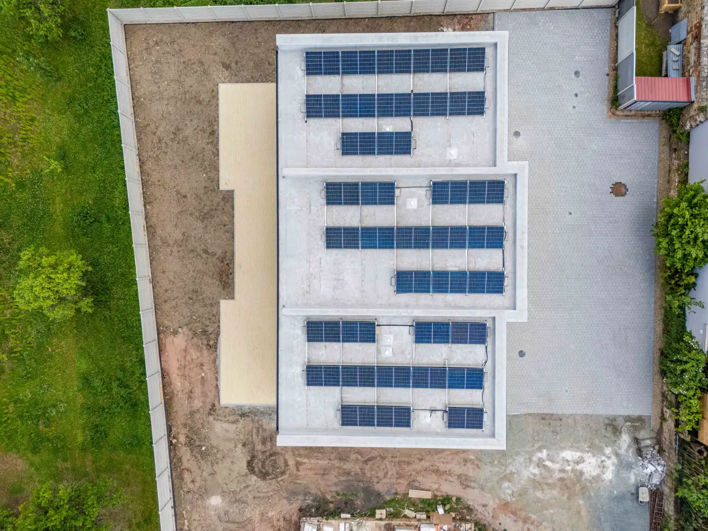 Zadní strana trojdomu s terasou a velkými okny