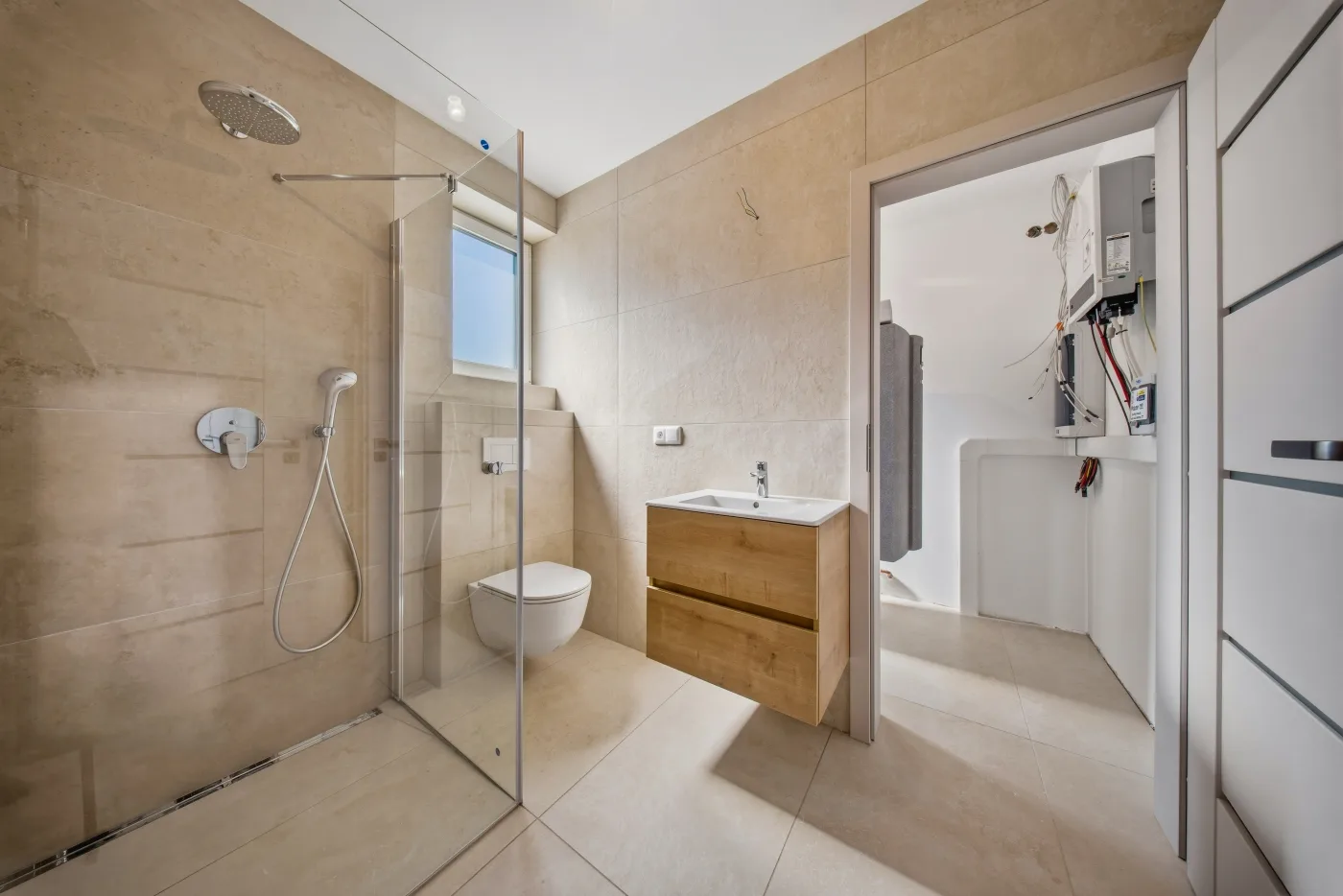 Koupelna s walk-in sprchou a závěsným WC