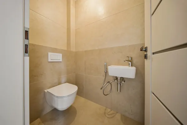 Samostatné WC s velkoformátovým italským obkladem