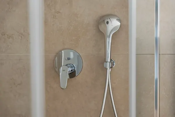 Sprchová baterie Grohe v zaskleném sprchovém koutu