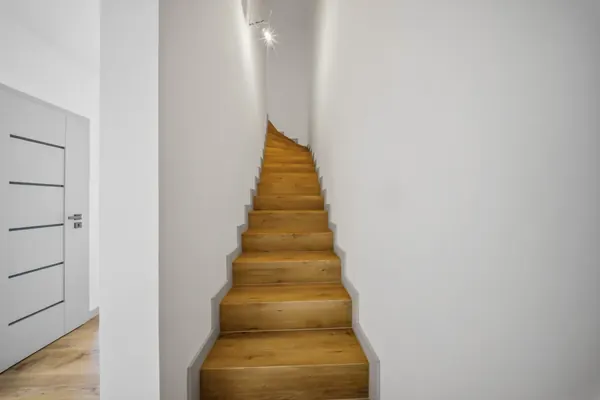 Dubové schodiště do patra