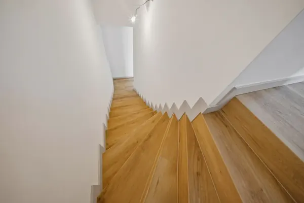 Dřevěné zatáčející schodiště