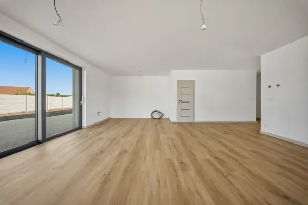 Obývací pokoj s kuchyňským koutem a prosklenou stěnou