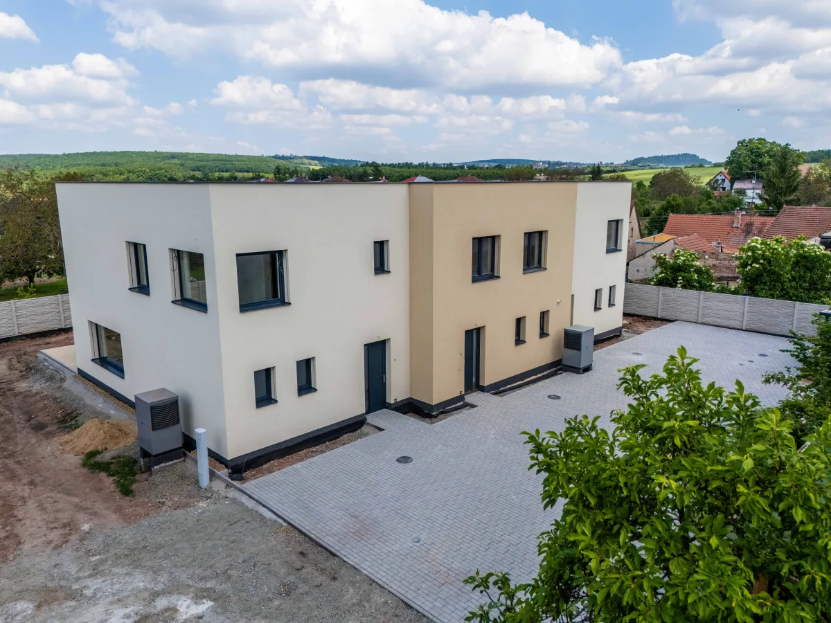 Letecký pohled na Rezidenci Padochov a okolní krajinu